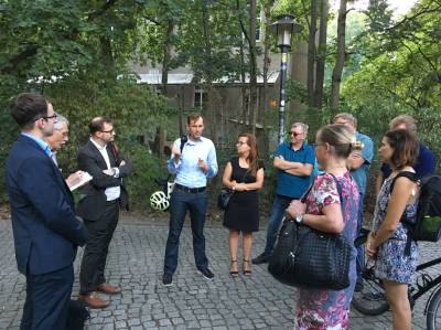 Der Kiezspaziergang beginnt am Wei�ensee hinter dem Milchh�uschen. Mit dabei Dr. Thorsten K�hne, Bezirksstadtrat, rechts neben ihm Denise Bittner, Bezirksabgeordnete in der BVV Pankow