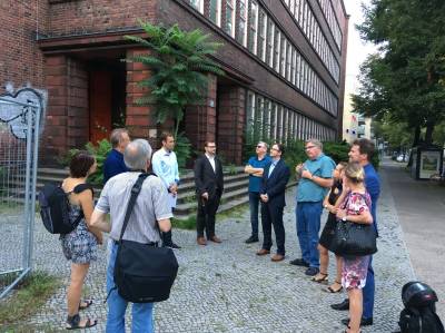 Weiter geht es an der Grundschule am Wei�ensee, vorne rechts im Bild MdA Dirk Stettner und neben ihm Stefan Blauert, Bezirksabgeordneter in der BVV Pankow