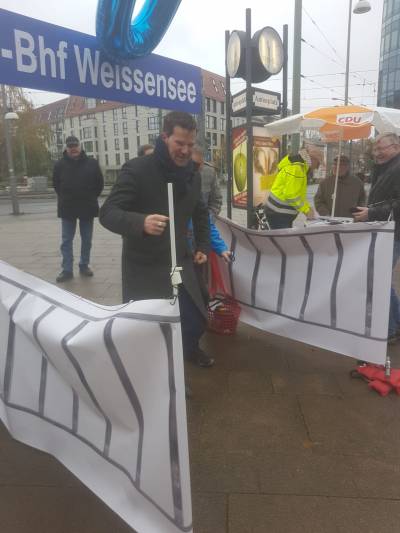 MdA Dirk Stettner geht zur U-Bahn hinab