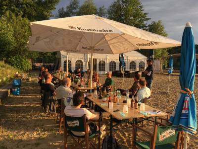 Pandemieabst�nde, stehend Alexander Sch�ller, Gesch�ftsf�hrer des Strandbads