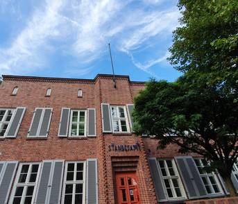 Ein guter Ort zum Heiraten: die Au�enstelle des Wei�enseer Standesamtes in der Amalienstrasse 8 (aktuell als solches leider nicht aktiv),

im ehemaligen  Rektoren-Wohnhaus der weltlichen Volksschule (heute Grundschule),

erbaut im Kontext des Schulbaus von 1929-1931 von R. Mittmann,
Foto Dr. Kersten Schulz