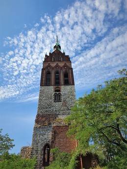 Der Turm der Bethanien-Kirchen-Ruine, mit 65m H�he den Wolken ein St�ck n�her....

Erbaut nach Entw�rfen von L.v. Tiedemann 1902.
Foto von Dr. Kersten Schulz