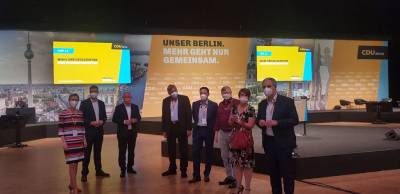 Die Wei�enseer mit der Berliner CDU-Spitze (vlnr): Dr. Manja Schreiner, Stefan Evers, Kai Wegner, Bezirksverordnete Stefan Blauert und Prof. Helmut Kleinschmidt, OV-Mitglied J�rgen Wollner, Bezirksverordnetenkandidatin Dr. Eva Scharfenberg, Fraktionschef MdA Burkard Dregger