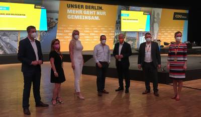 Die Pankower Kandidaten mit dem Landesvorsitzenden (vlnr): Generalsekret�r Stefan Evers, B�rgermeisterkandidatin und Bezirksverordnete Denise Bittner, Bundestagskandidatin Manuela Anders-Granitzky, Fraktionschef und Spitzenkandidat f�r Wahlkreis 1 und stellv. Kreisvorsitzender Johannes Kraft, Landeschef und B�rgermeisterkandidat f�r Berlin Kai Wegner, stellv. Kreisvorsitzender und Spitzenkandidat f�r den Wahlkreis 6 MdA Stephan Lenz und stellv. Landesvorsitzende Dr. Manja Schreiner