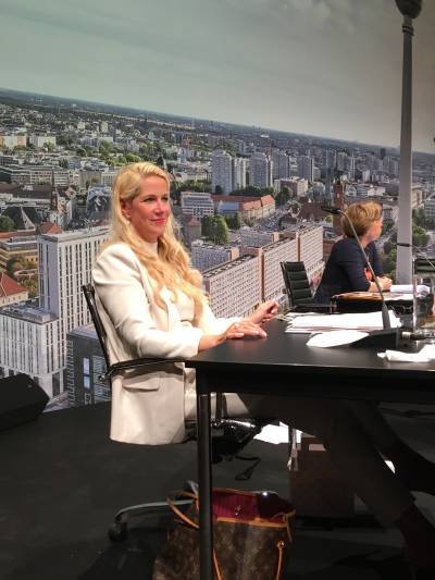 Unsere Pankower Bundestagskandidatin als Mitglied der Sitzungsleitung neben der Vorsitzenden MdA Cornelia Seibeld