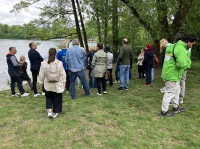 Blick auf den See und Erl�uterung der Planungen einer Plattform durch das Bezirksamt