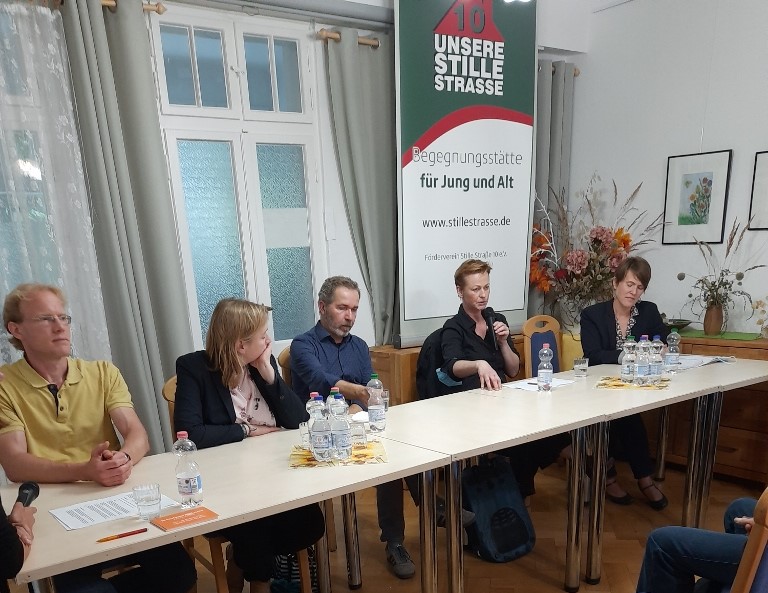 Ausschnitt eines Fotos von Eveline Lämmer, Stille Straße eV, vlnr: Dr. Thomas Enge (FDP), Rona Tietje (SPD), Sören Benn (Linke), Dr. Cordelia Koch (Grüne), Dr. Eva Scharfenberg (CDU)