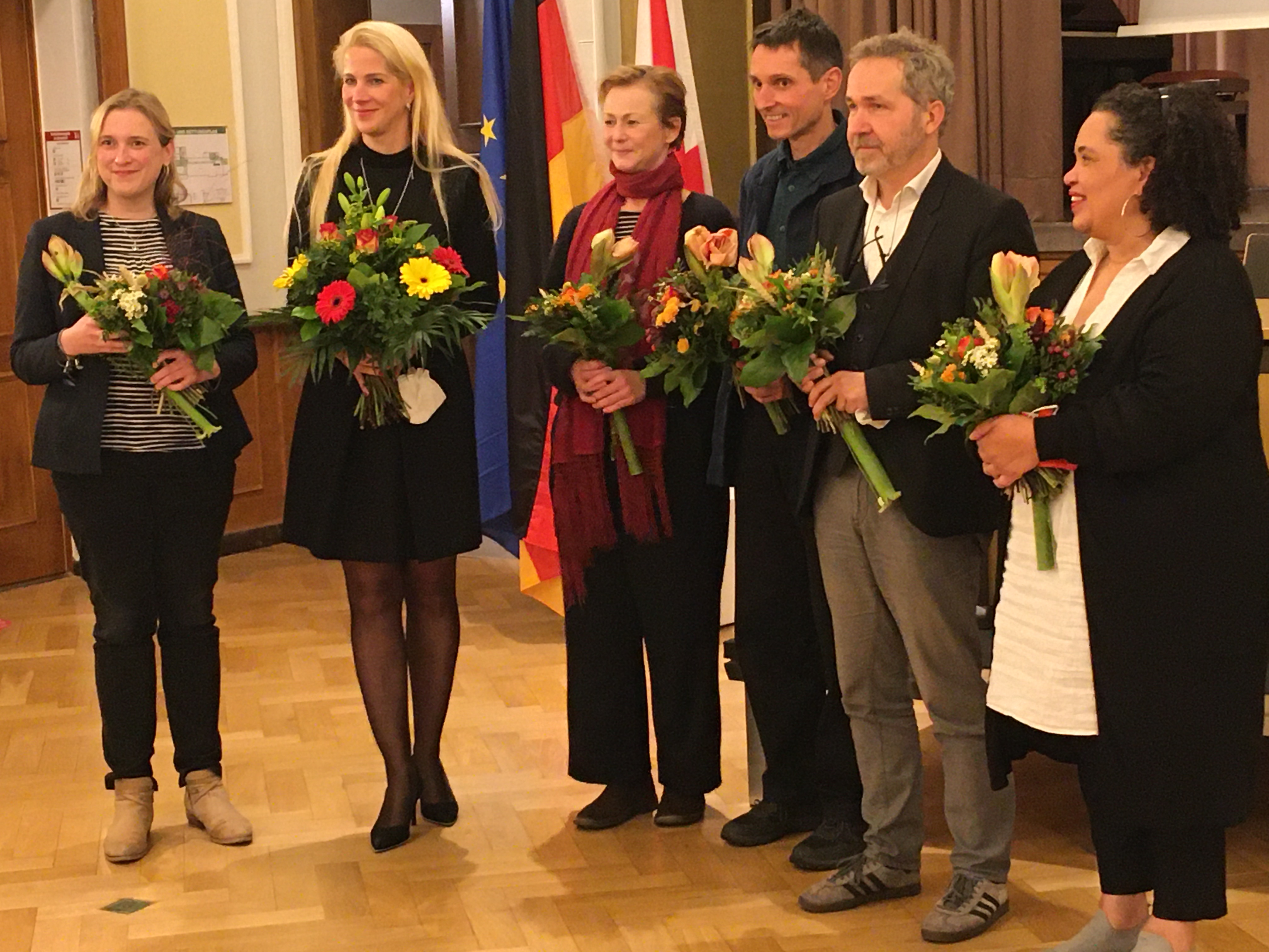 Das neue Bezirksamt (vlnr): Rona Tietje (SPD), Manuela Anders-Granitzky (CDU), Dr. Cordelia Koch (Grüne), Cornelius Bechtler (Grüne), Sören Benn (Linke), Dominque Krössin (Linke)