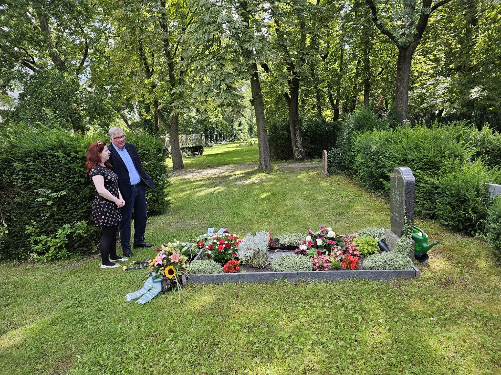 Bezirksverordnete Prof. Dr. Antje Tölle und Stefan Blauert am Grab von Peter Fechter
